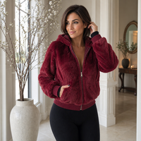 Eleanor | Veste courte à capuche en fausse fourrure, stylée et douillette