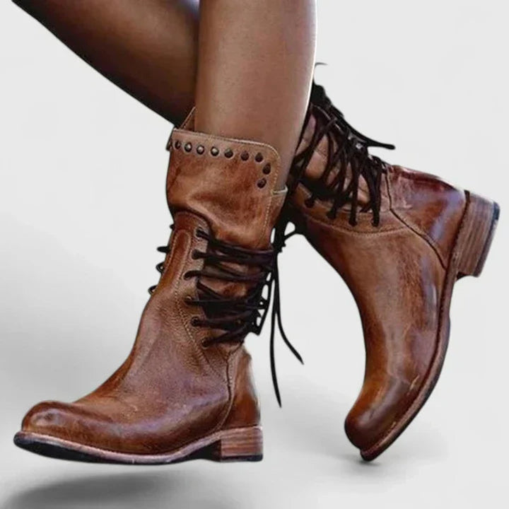Emma | Vintage-inspirierte und markante kniehohe Schnürstiefel mit Nieten
