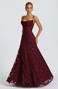 Seraphina | Zeitloses & modernes figurbetontes Spitzen-Maxikleid