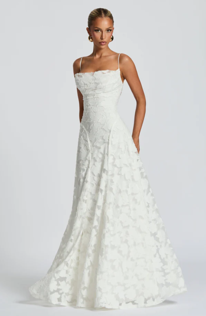 Eve | Elegant & Trendy Lace Figure-Hugging Maxi Dress 4