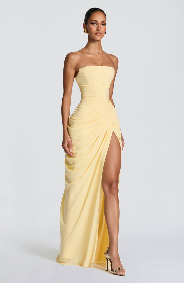 Mia | Elegant and strapless maxi dress 3