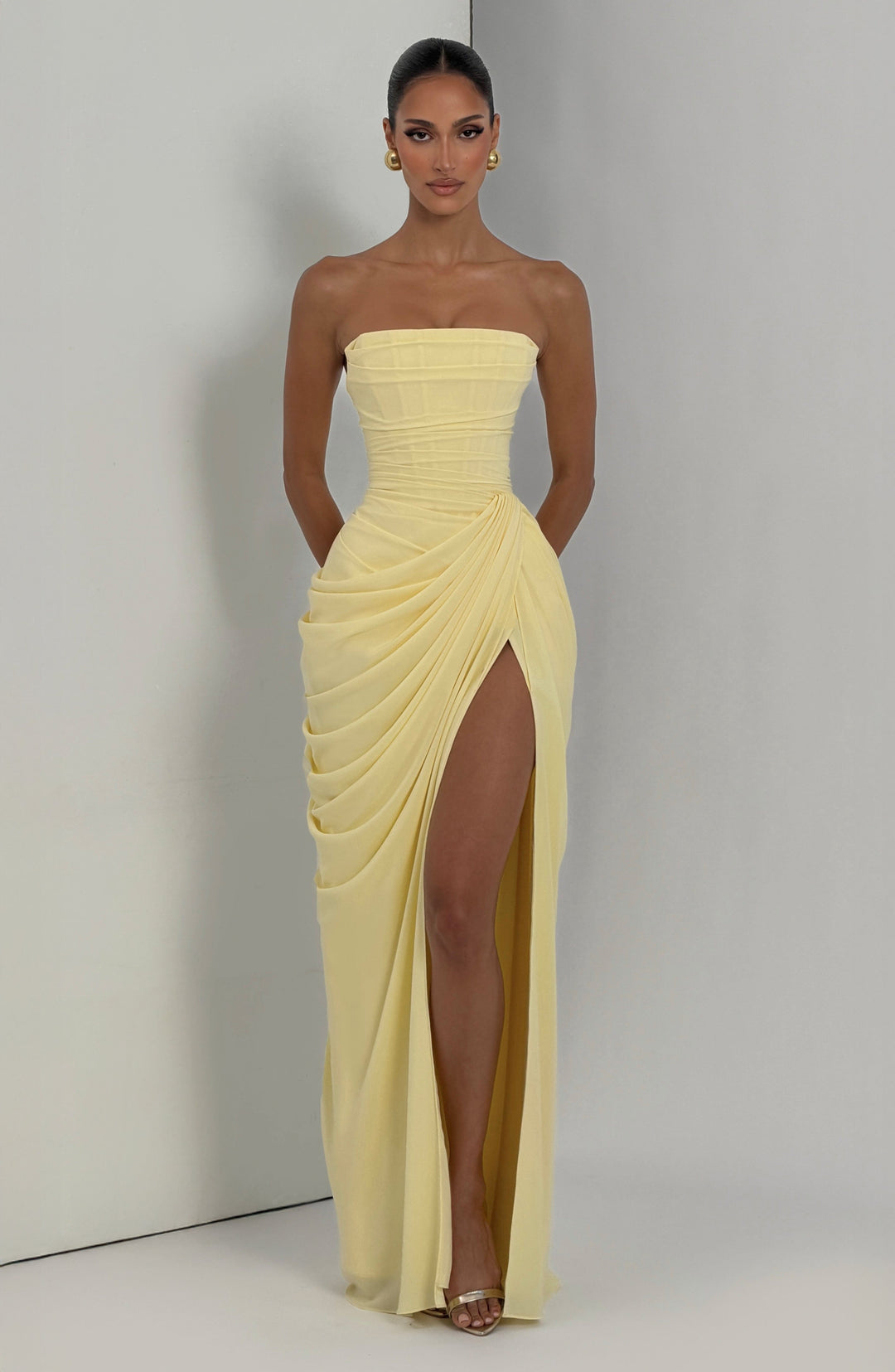 Mia | Elegant and strapless maxi dress 7