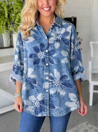 Julia| Künstlerisches, locker sitzendes Jeanshemd mit Blumenmuster