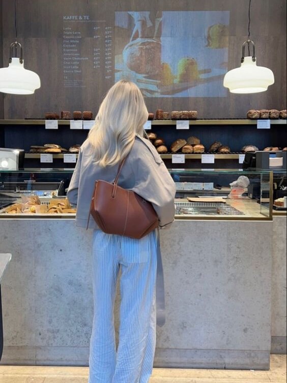 Valeria | Elegant And Spacious Vintage Tote Bag 8