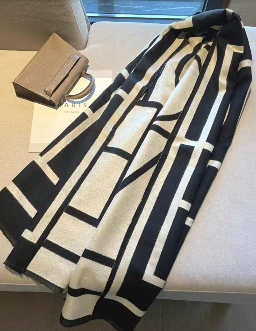 Drew | Graphic Scarf – Timeless Design for Every Outfit