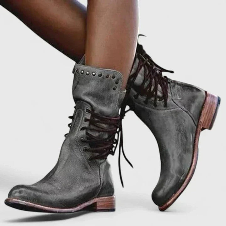 Emma | Vintage-inspirierte und markante kniehohe Schnürstiefel mit Nieten
